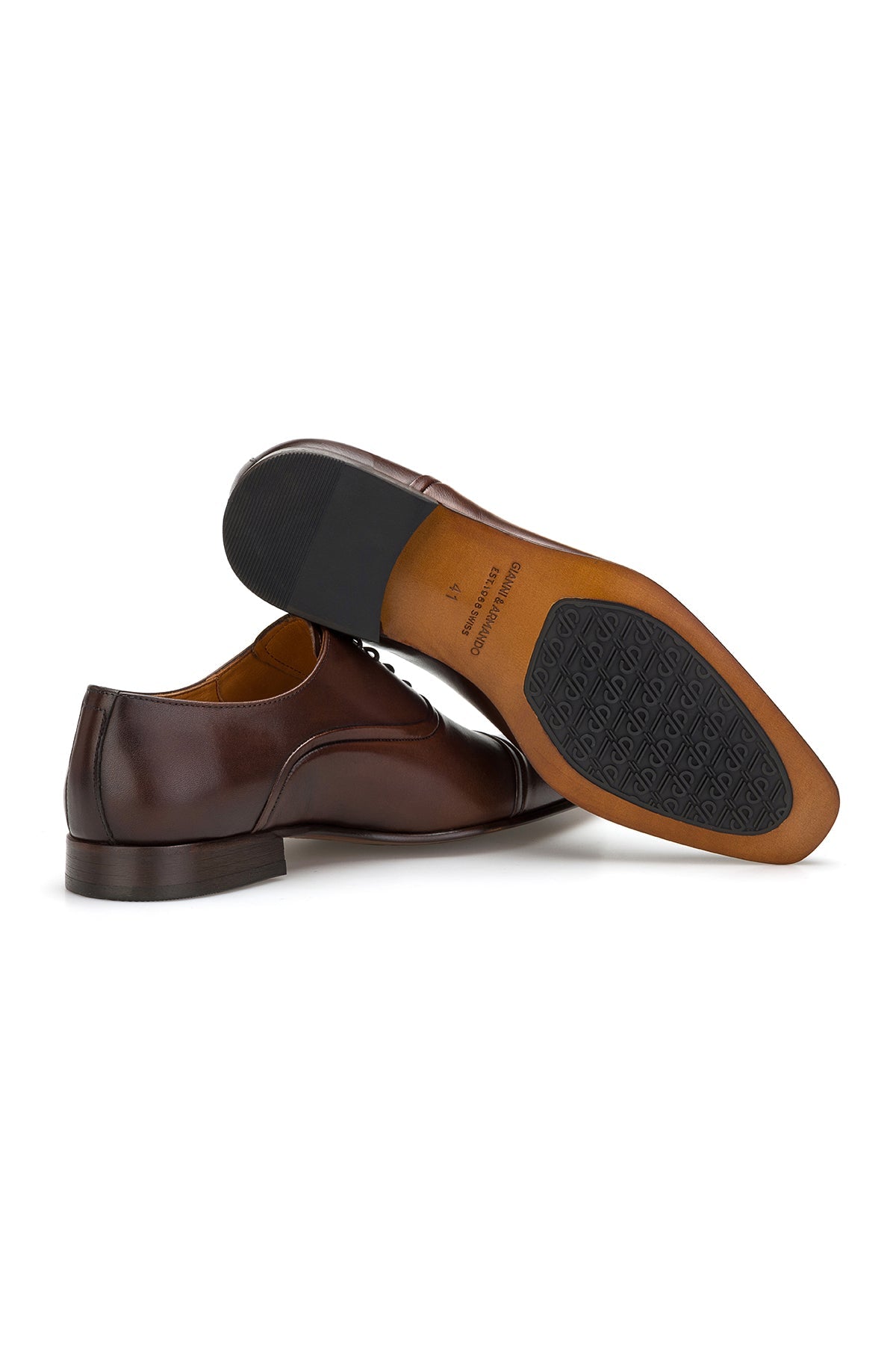 Schuh im Schaufenster, präsentiert die edle Braunfarbe.