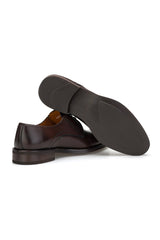 Modell trägt den Braun Business-Schuhe in einem modernen Büro