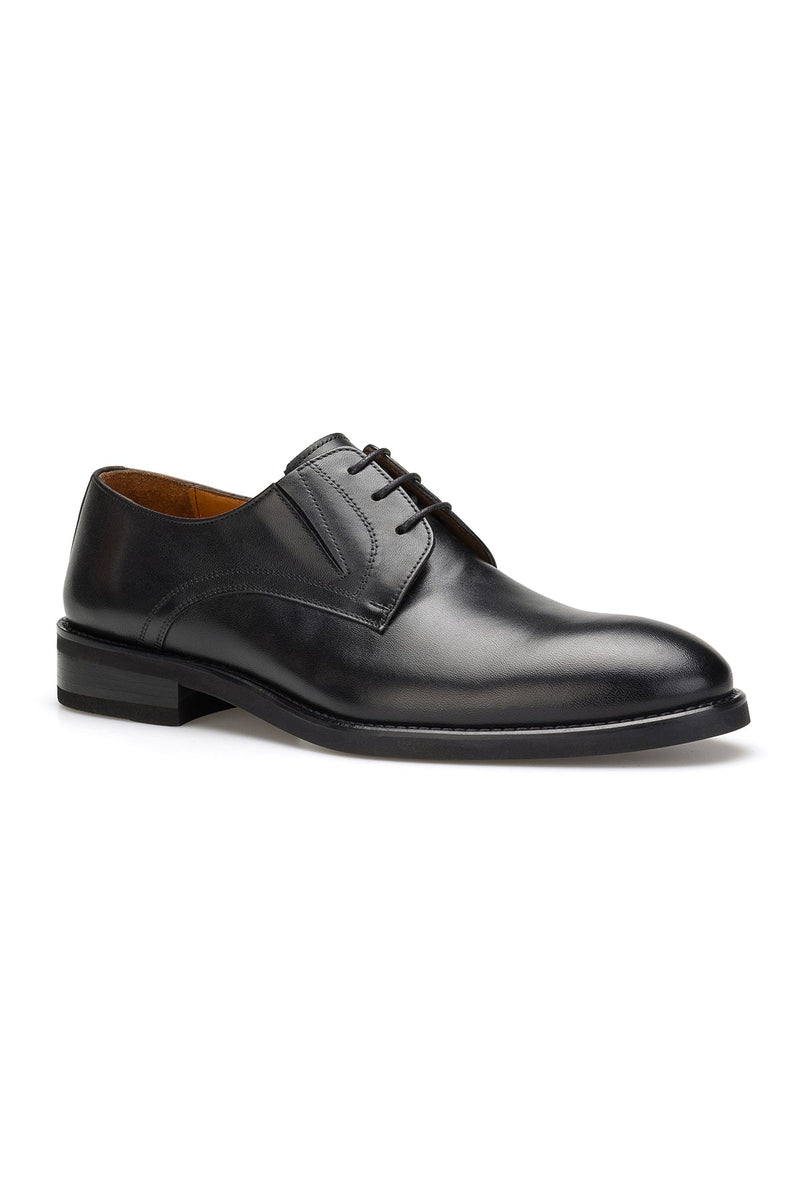Rückansicht des schwarzen Business-Schuhe mit geschlossener Schnürung
