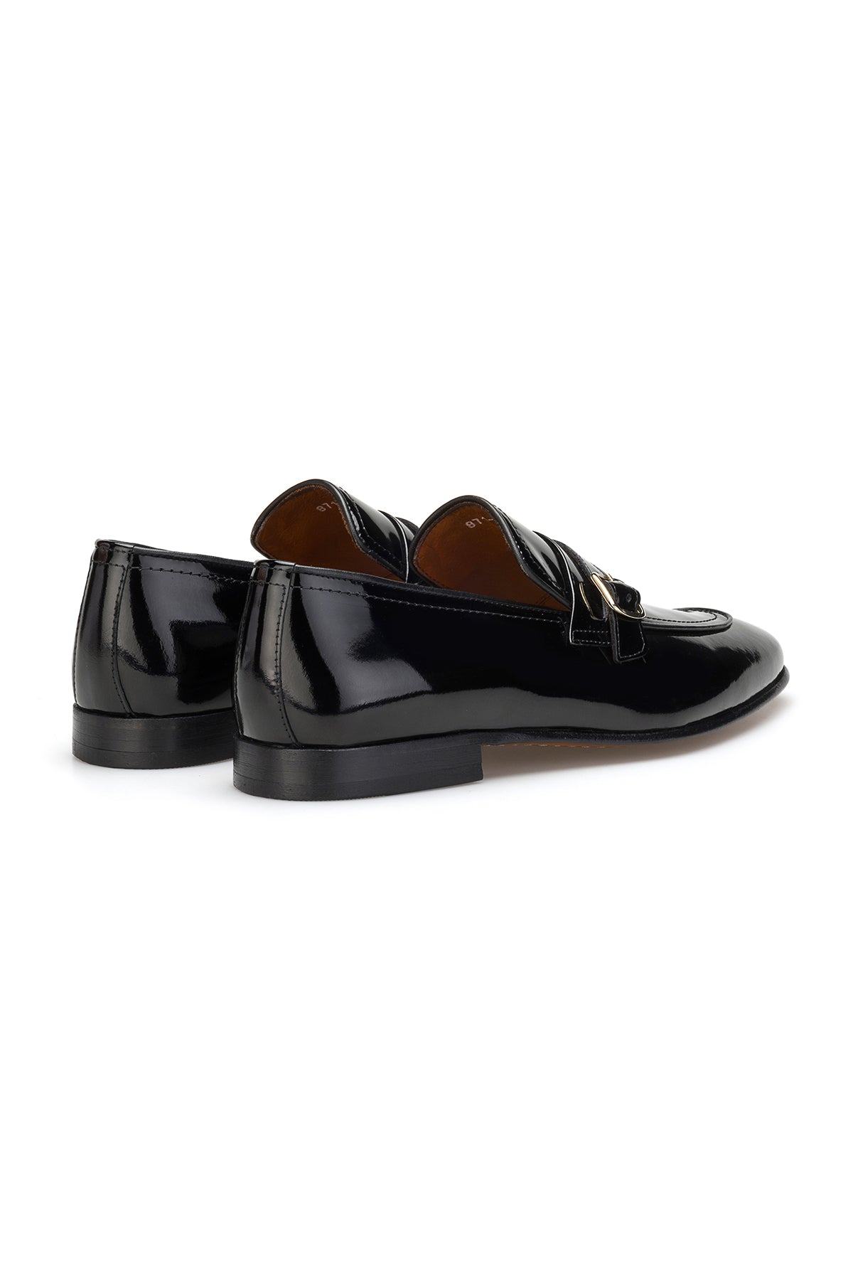 Vue arrière d'une chaussure de smoking en cuir verni noir avec boucle raffinée