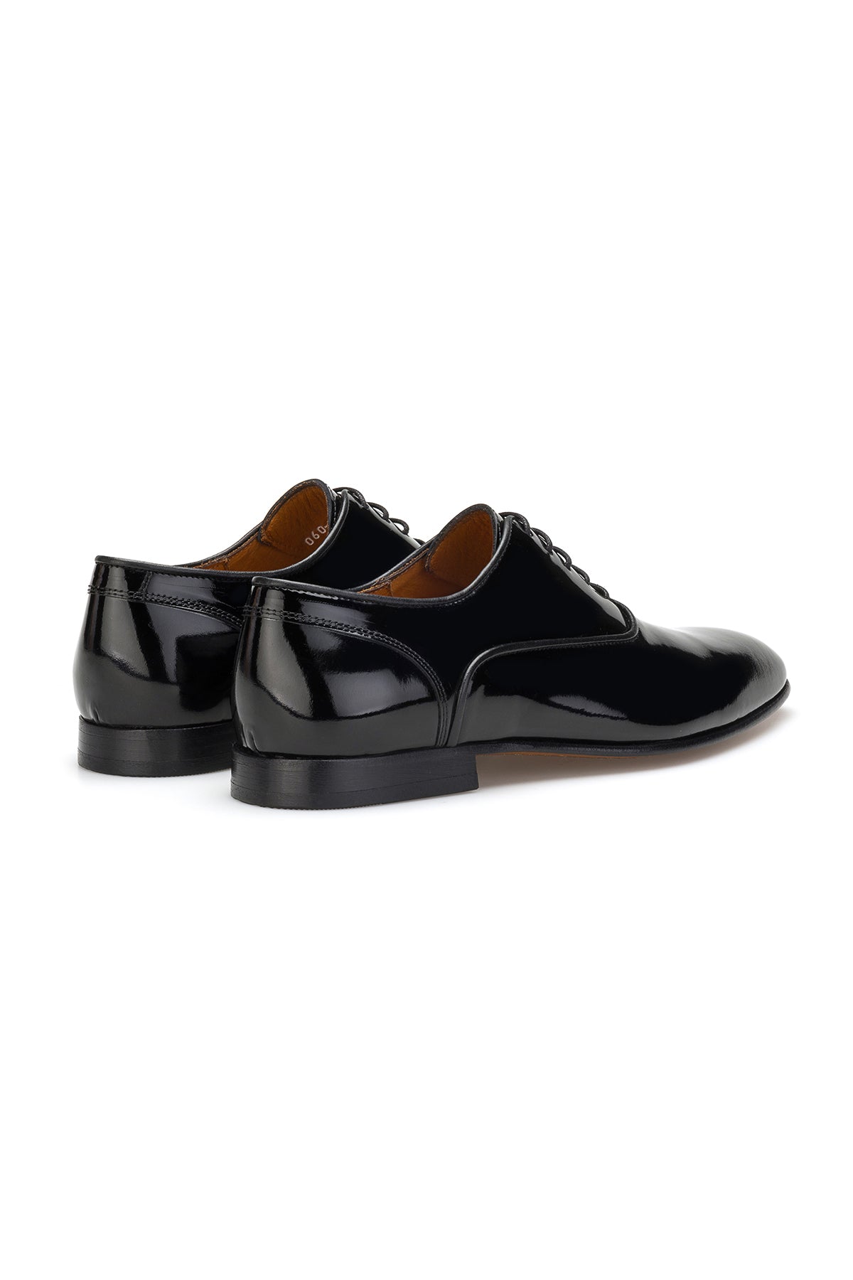 Vue arrière de la chaussure de smoking en cuir verni – finition brillante.