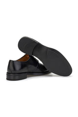 Modell trägt die schwarzen Business-Schuhe aus Rindsleder – eleganter Look für das Büro