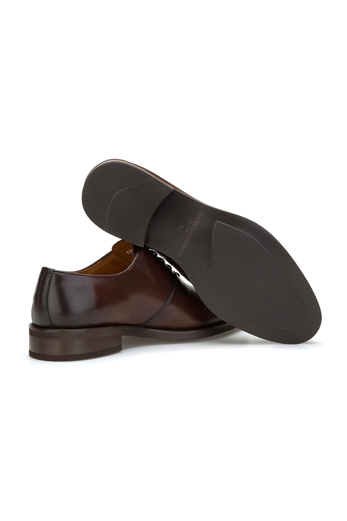 Verpackung der braunen Business-Schuhe, zeigt das Gianni & Armando-Logo