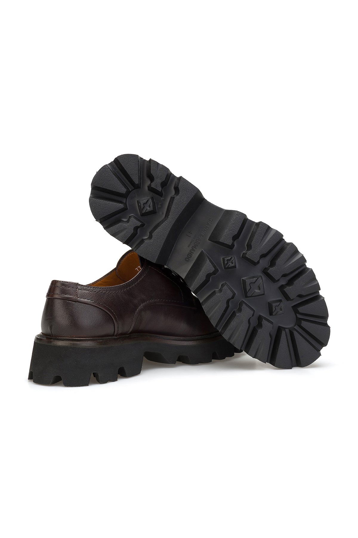 Casual-Schuh auf einem Schuhregal, betont die elegante Form