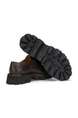 Casual-Schuh auf einem Schuhregal, betont die elegante Form