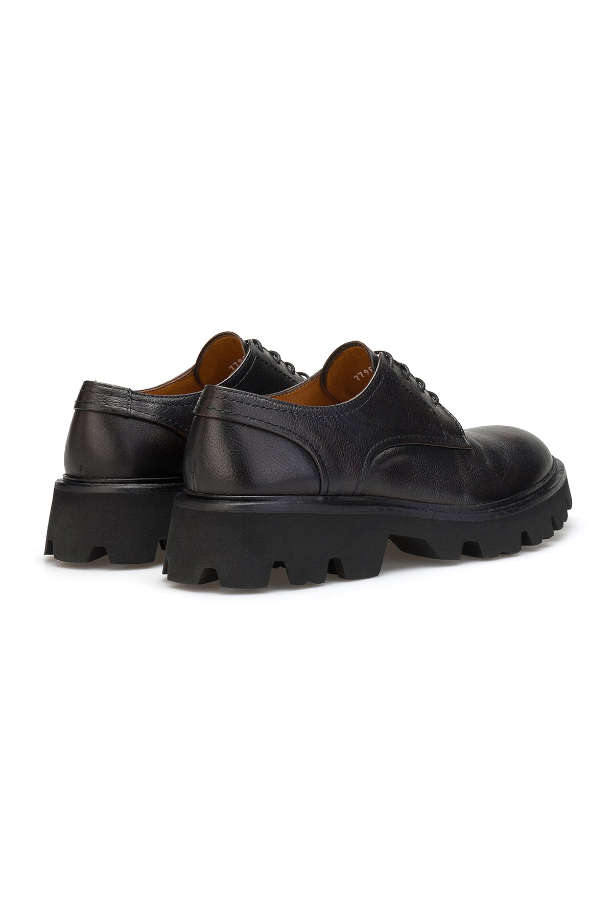 Schuh auf neutralem Untergrund, hebt die hochwertige Lederoptik hervor