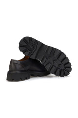 Schuh im Alltag, getragen an einem bequemen Spaziergang