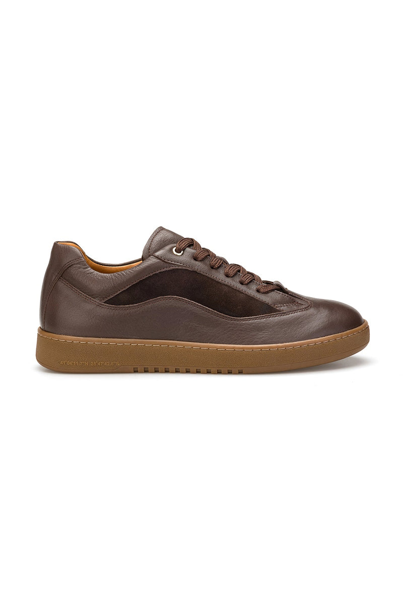 Vorderansicht des Sneakers mit runder Schuhspitze und eleganter Lederoptik.