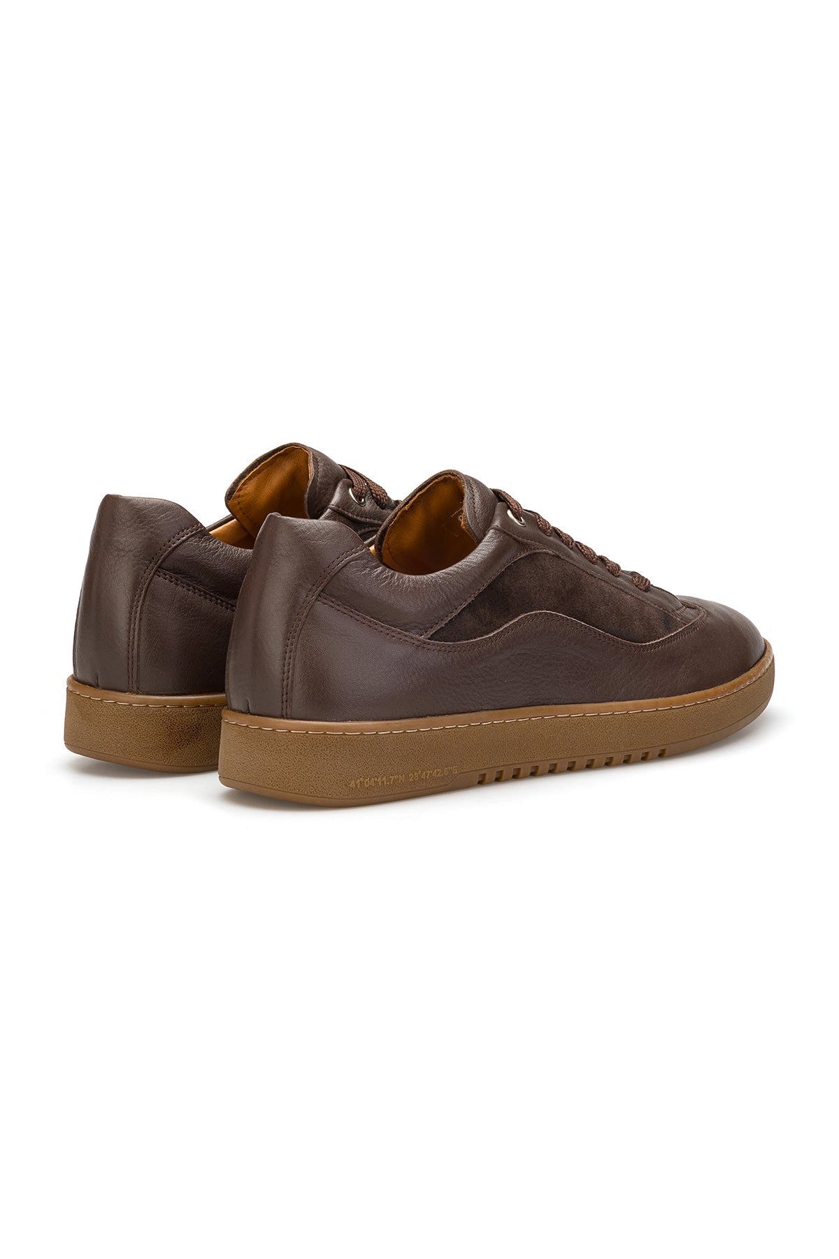 Schuh aus der Seitenperspektive, betont die geschmeidige Lederstruktur.