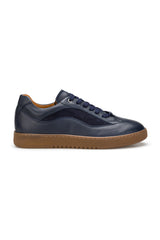 Detailaufnahme des weichen Rindsleder-Obermaterials des Navy-Blue Sneakers