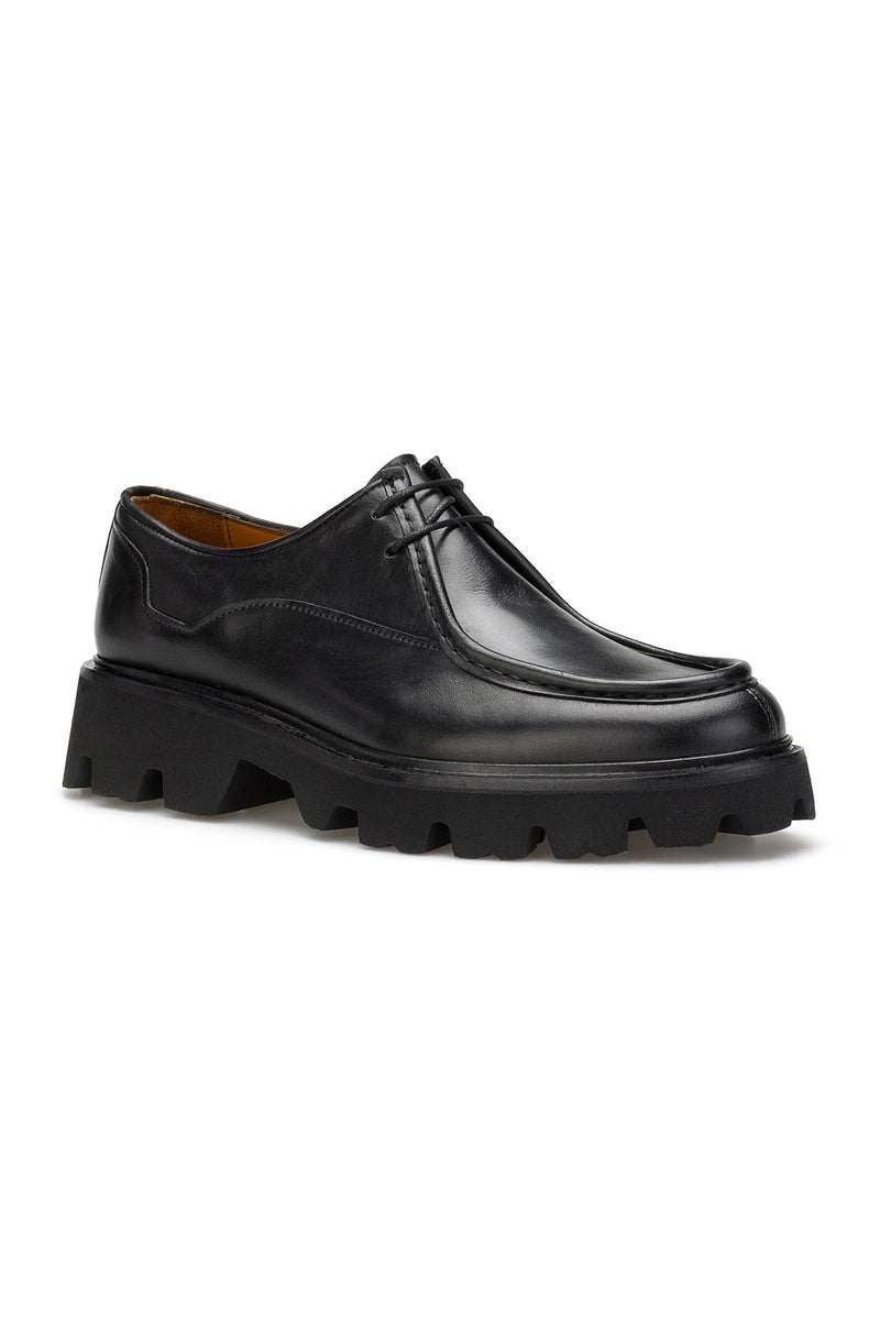 Schuh von der Seite – zeigt die 4,5 cm Absatzhöhe und Lederdecksohle