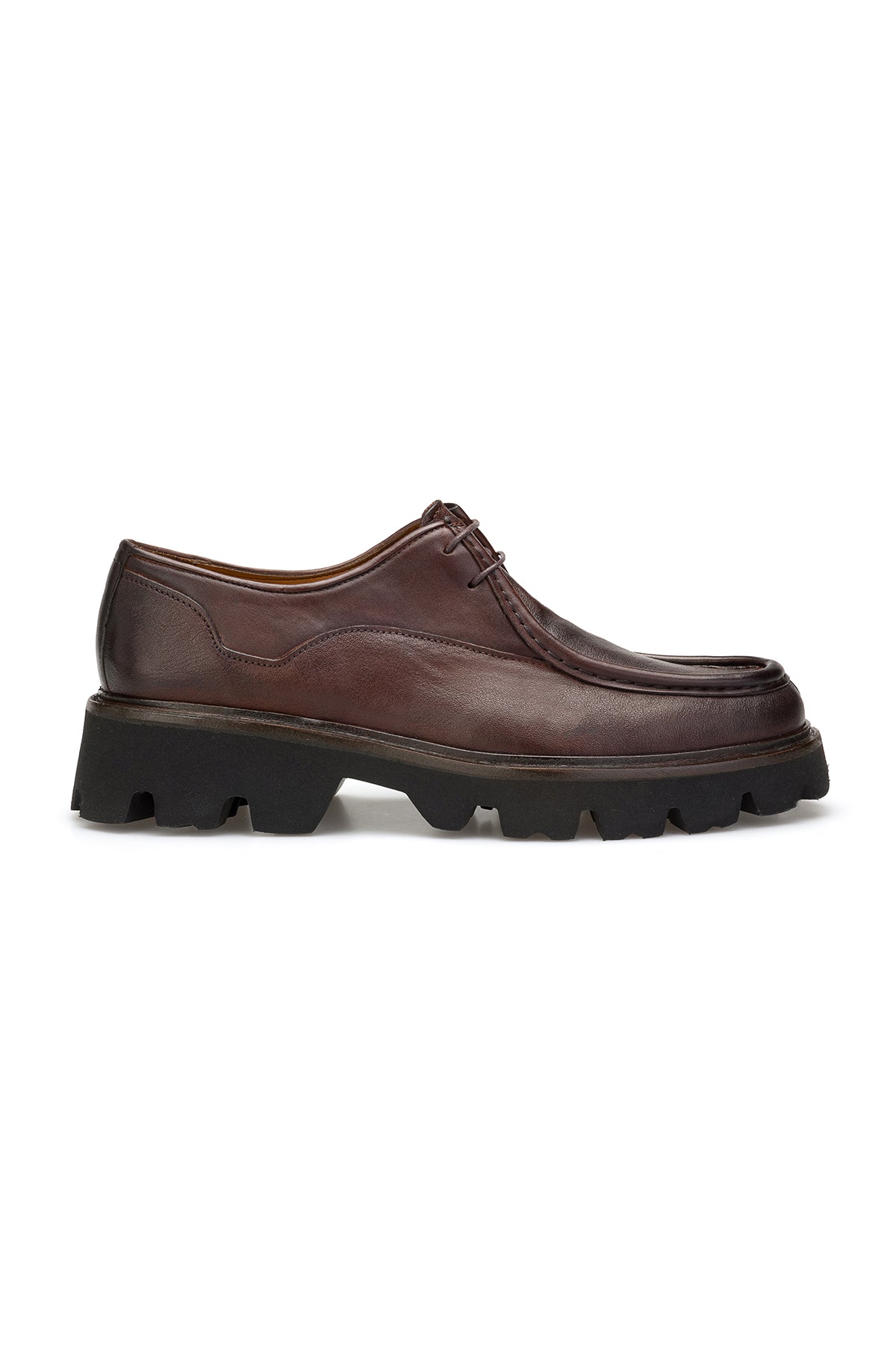 Vue latérale de la chaussure à lacets avec bout rond et semelle EVA