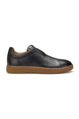 Schwarzes Sneakermodell im Alltag – stilvoller Look für jede Gelegenheit