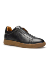 Seitliche Ansicht der Sneakers mit Rundspitze – moderne Silhouette