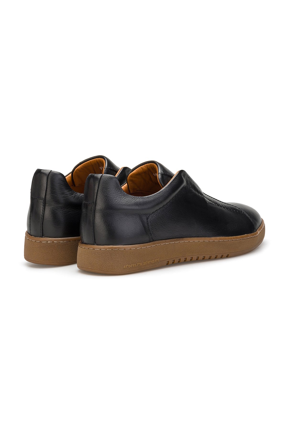Modèle de sneaker noir à enfiler – enfilage facile