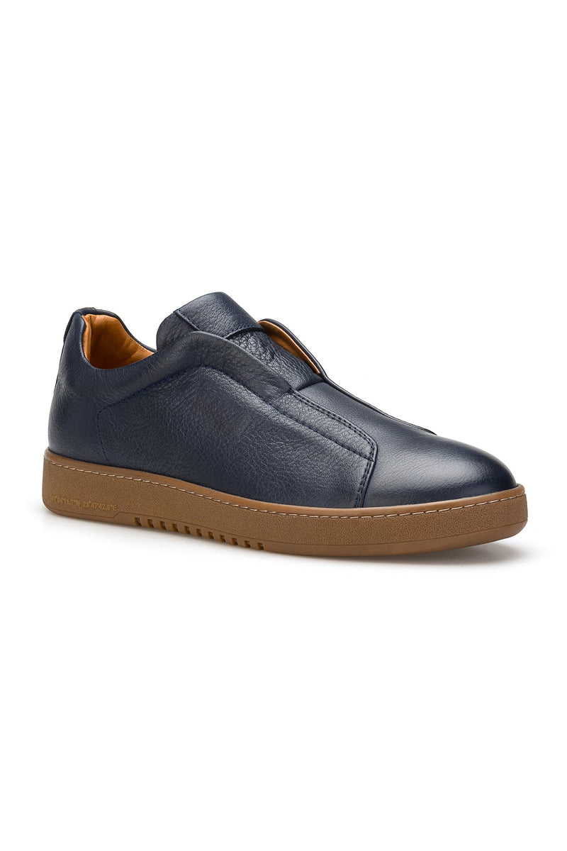 Modell trägt die Navy Blue Sneakers im Alltag – stilvoller Look.