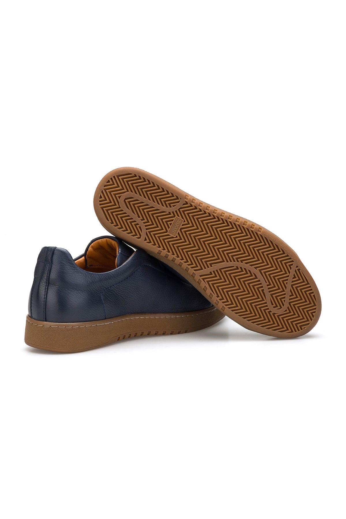 Chaussure en action sur une terrasse de rue – design robuste en milieu urbain.