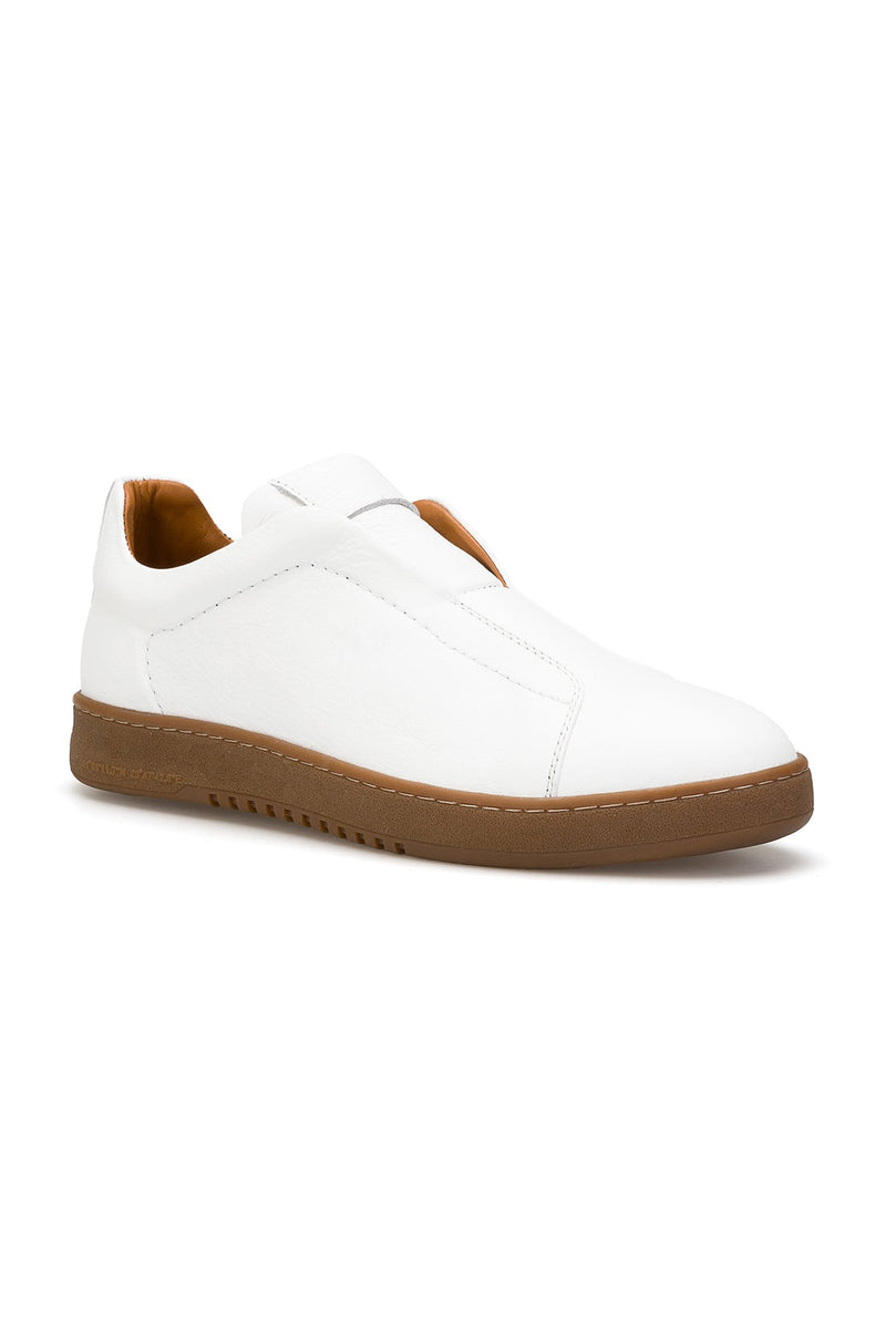 Sneakers auf einem eleganten Holzboden – stilvolle Ergänzung für moderne Outfits