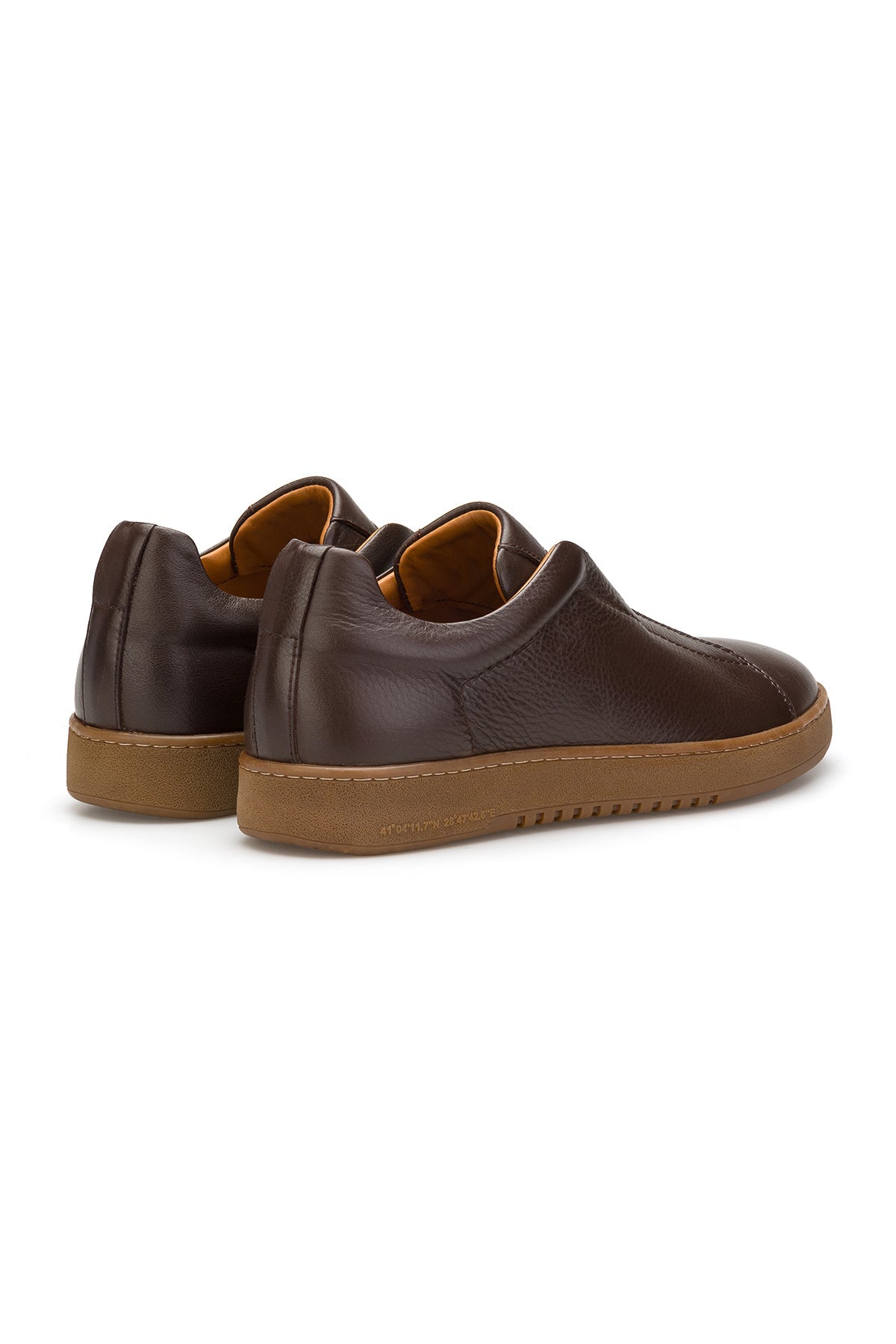 Vue arrière de la sneaker – silhouette élégante en marron