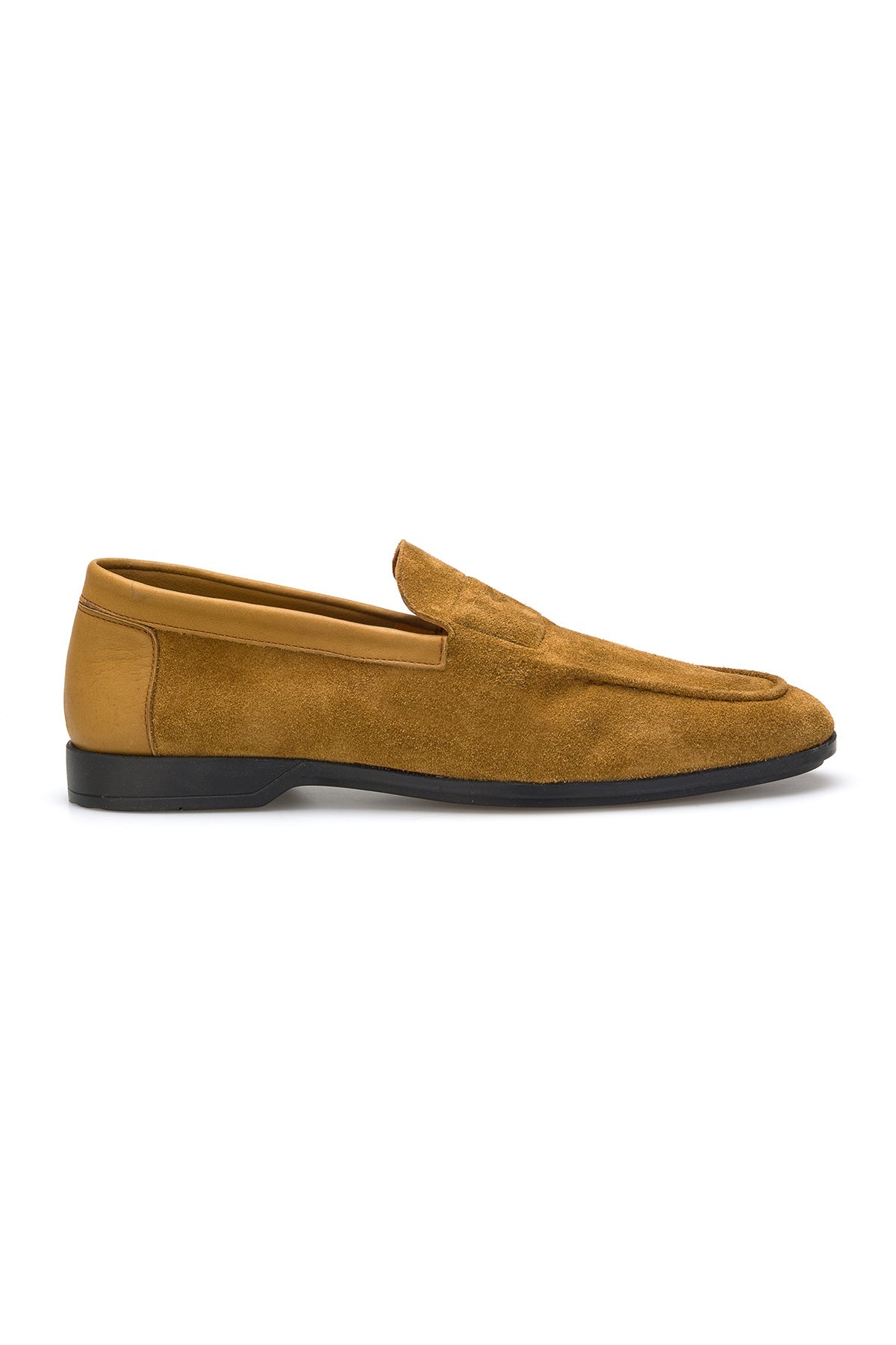Seitliche Ansicht des Loafers, betont die Spitzspitze und die robuste Kauchuk-Rubber-Laufsohle