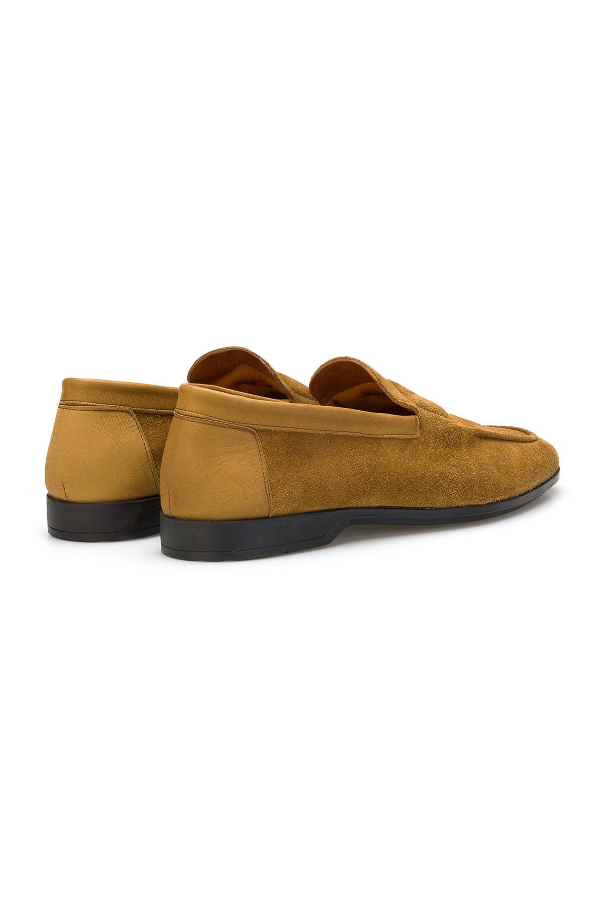 Rückansicht des Loafers, zeigt die feine Lederdecksohle und die elegante Schlüpfer-Verschlusslinie