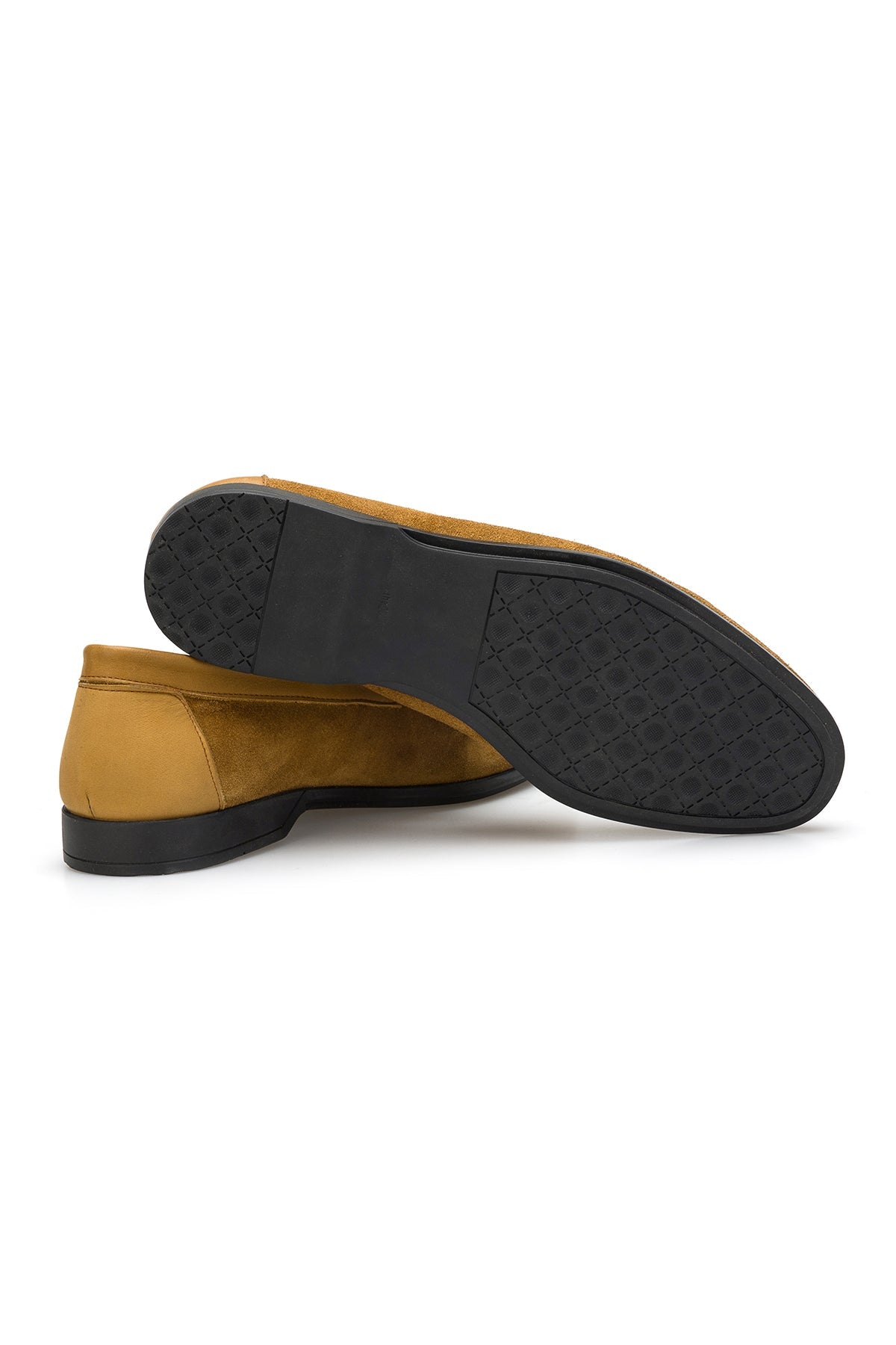 Modeller trägt den Wildleder-Loafer in einer urbanen Umgebung, betont Komfort und stilvolle Eleganz