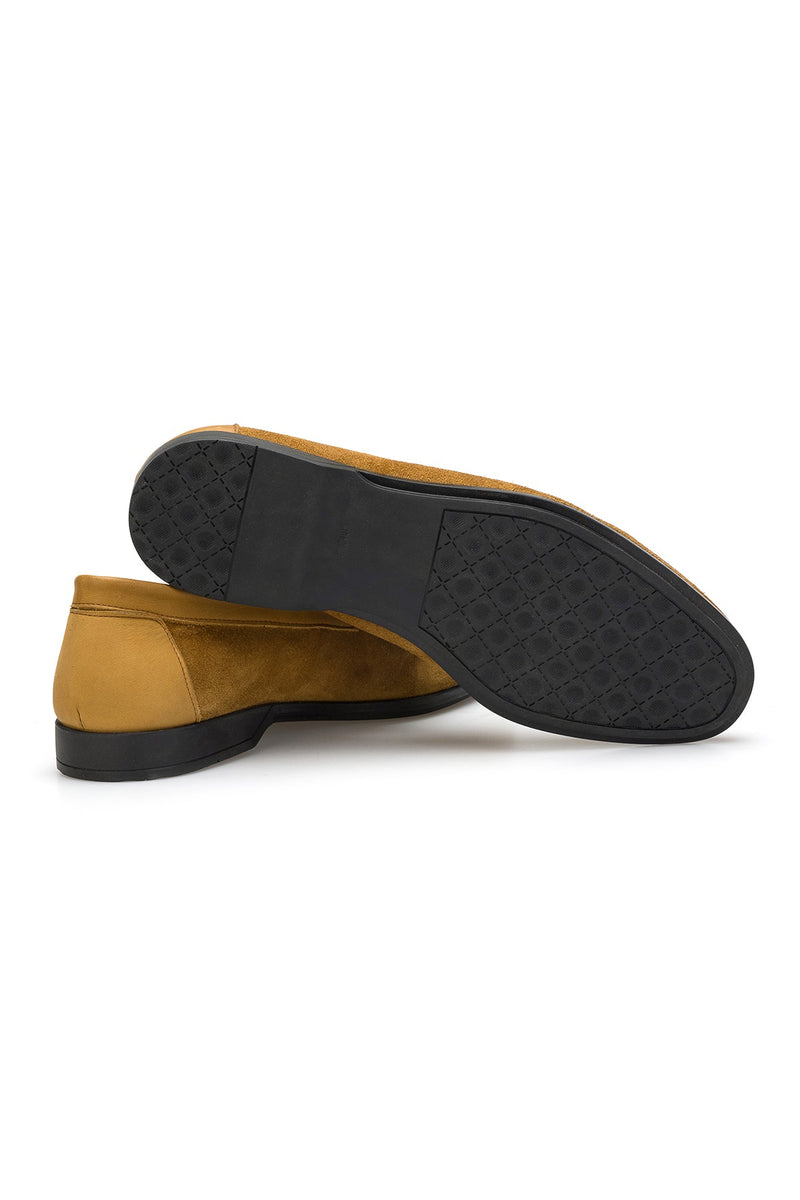 Modeller trägt den Wildleder-Loafer in einer urbanen Umgebung, betont Komfort und stilvolle Eleganz