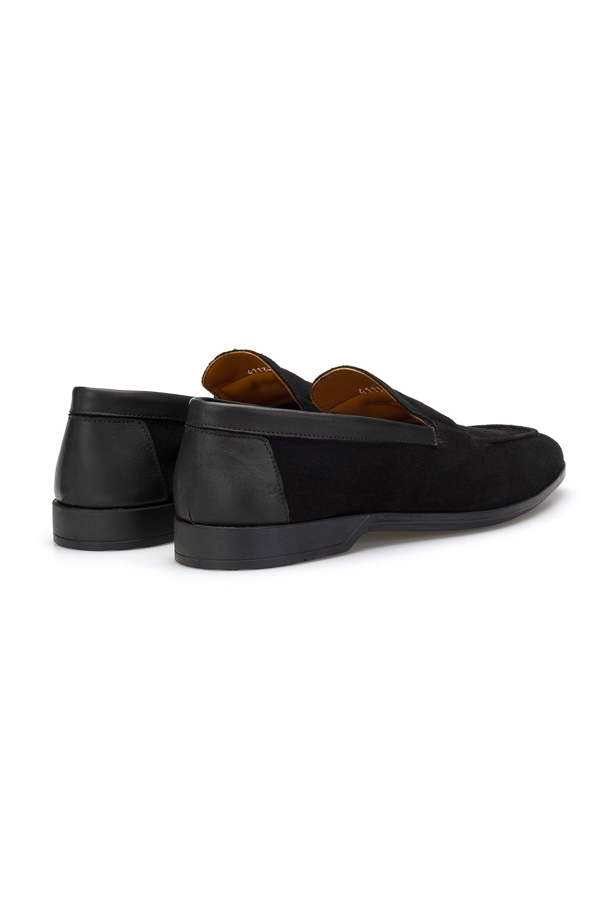 Loafer in Schwarz auf stilvollem Lederschuhschuh, betont die elegante Silhouette