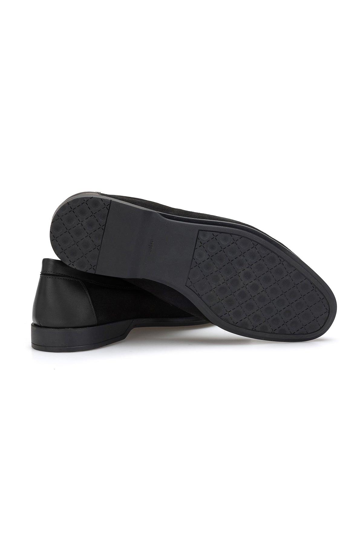 Schwarzer Wildleder-Loafer in hochwertiger Verpackung, bereit zum Versand