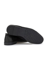 Schwarzer Wildleder-Loafer in hochwertiger Verpackung, bereit zum Versand