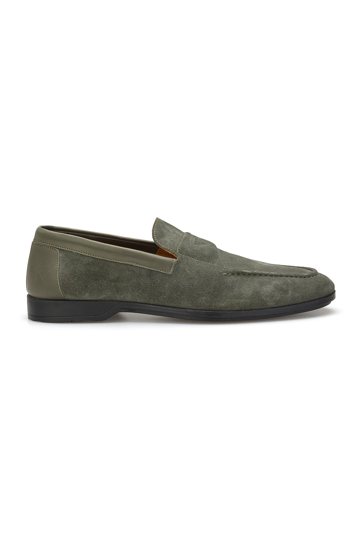 Nahaufnahme des weichen Wildleder-Materials – feine Textur des Loafers