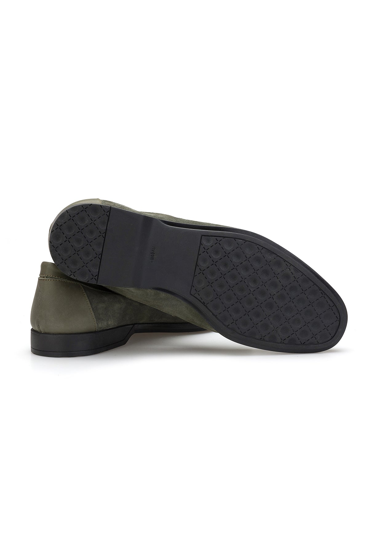 Modell trägt den Wildleder-Loafer in Olive Grün – sommerlicher Look