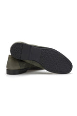 Modell trägt den Wildleder-Loafer in Olive Grün – sommerlicher Look
