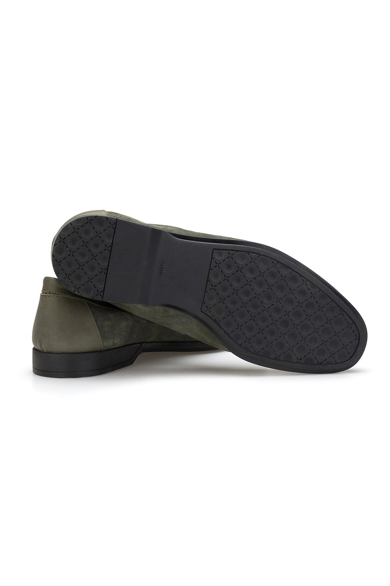 Modell trägt den Wildleder-Loafer in Olive Grün – sommerlicher Look