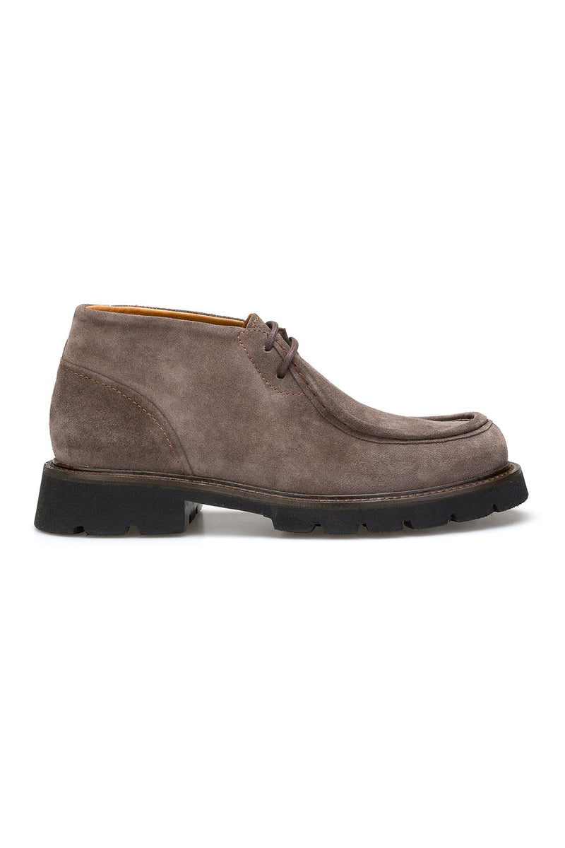 Seitliche Ansicht der Schnürboots, die die elegante Nerzfarbe und die feine Lederstruktur zeigt