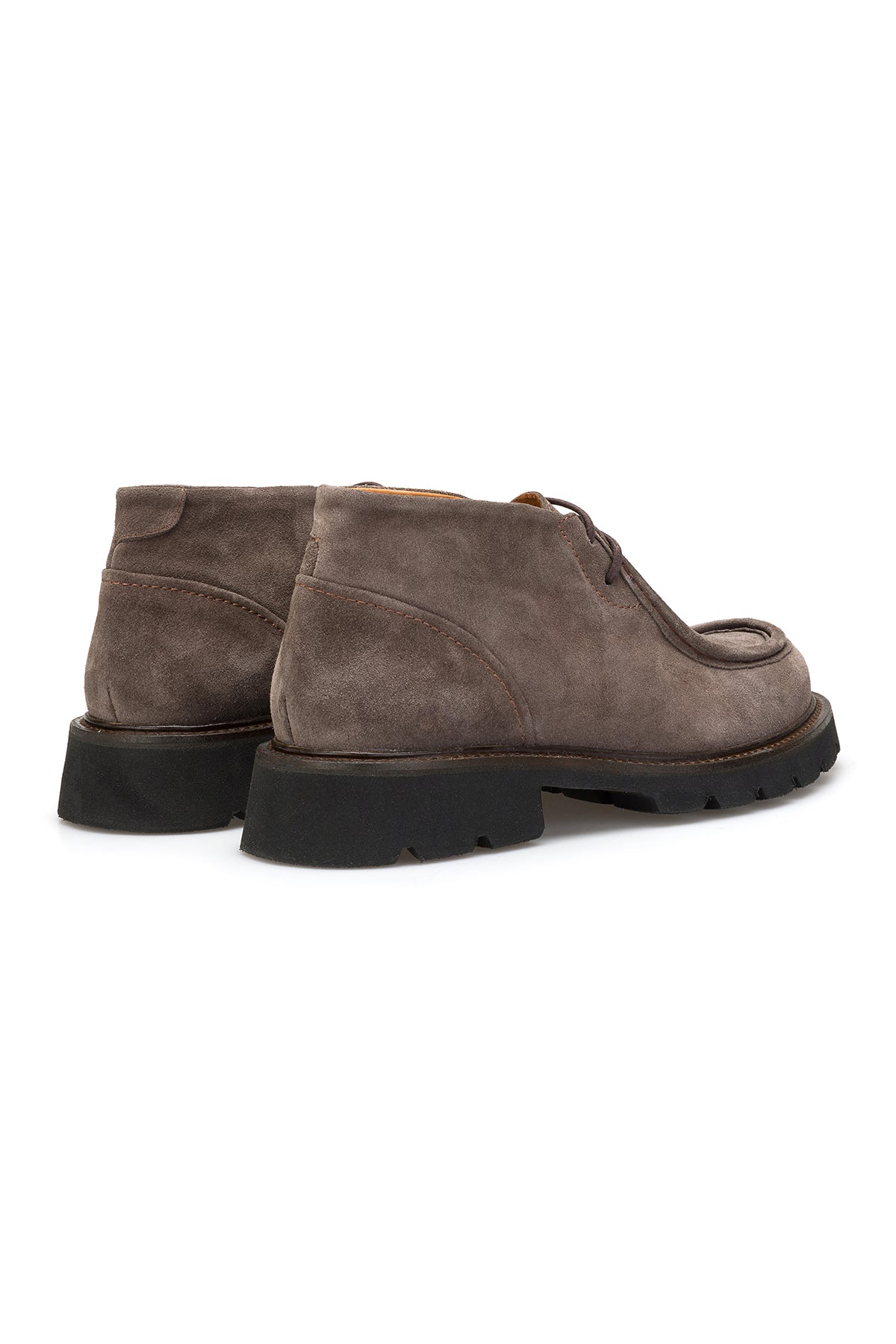 Boots portées avec un élégant chaussant en cuir, soulignant le look classique