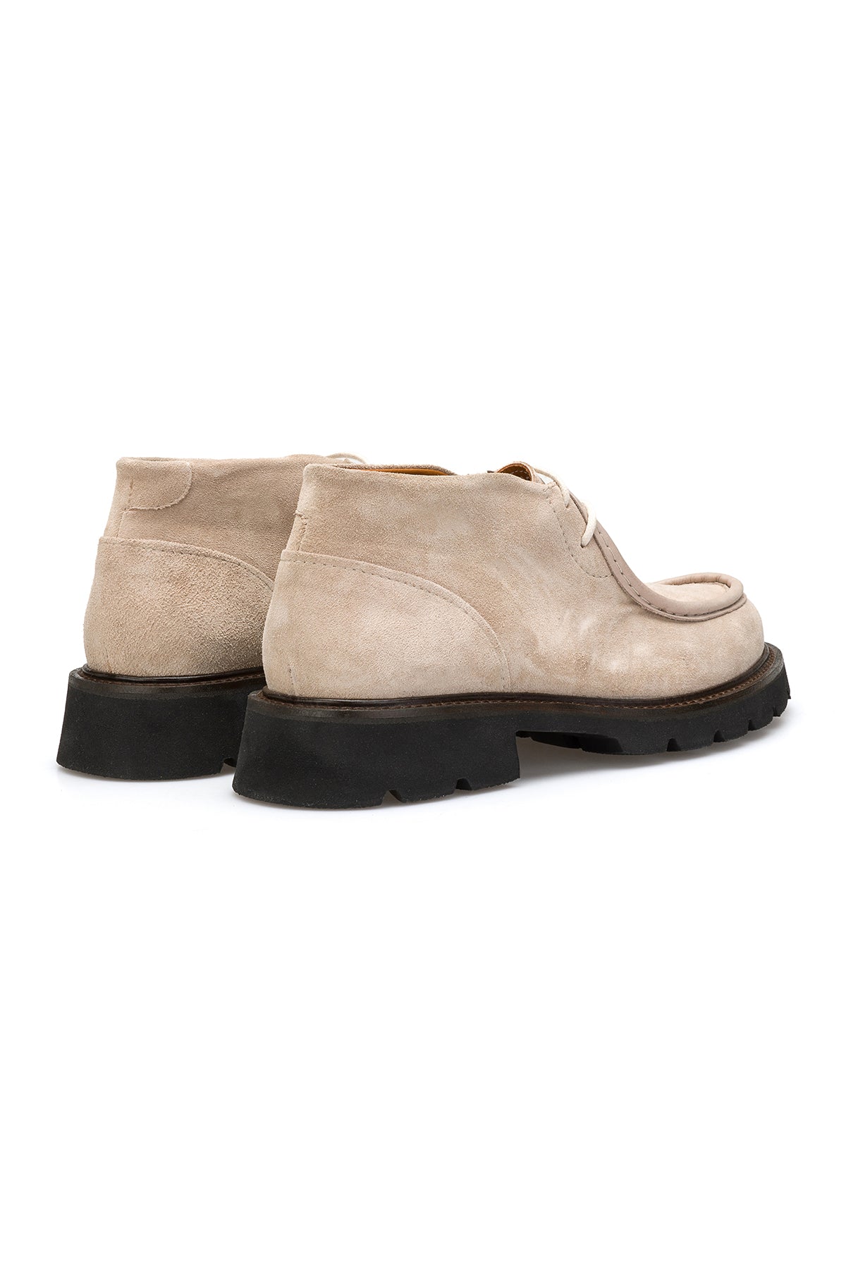 Chaussures à lacets en daim beige au quotidien – portées lors d'une promenade ensoleillée