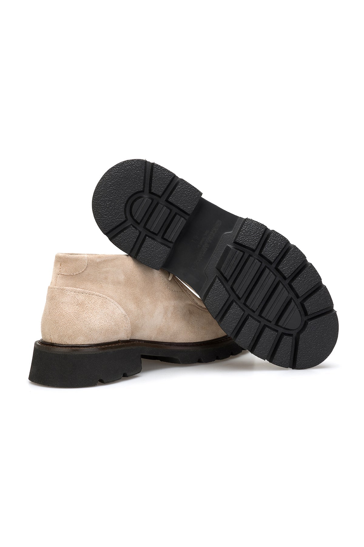 Gros plan sur le laçage fin des chaussures à lacets en daim beige – fermeture à lacets en cuir élégante
