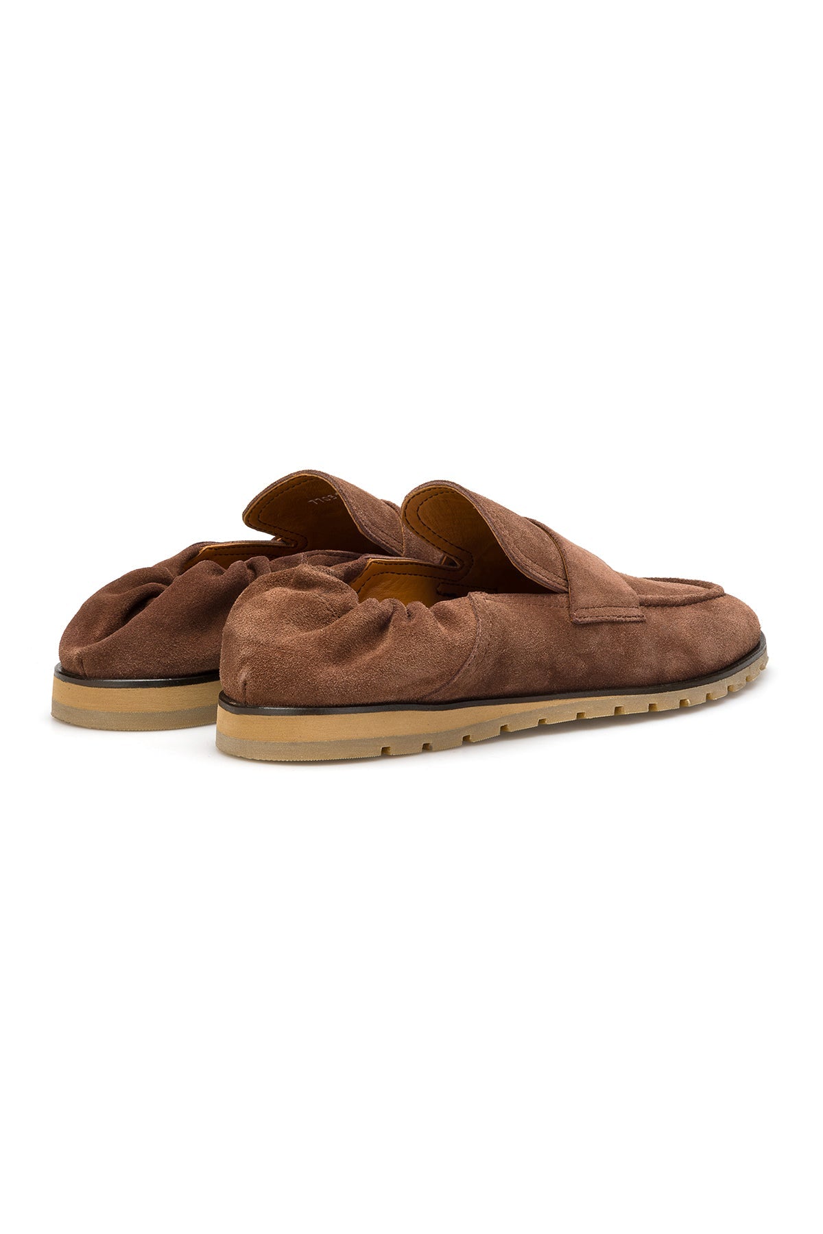 Rückansicht eines Wildleder-Loafers in Terracotta, zeigt die runde Schuhspitze und die robuste Gummisohle