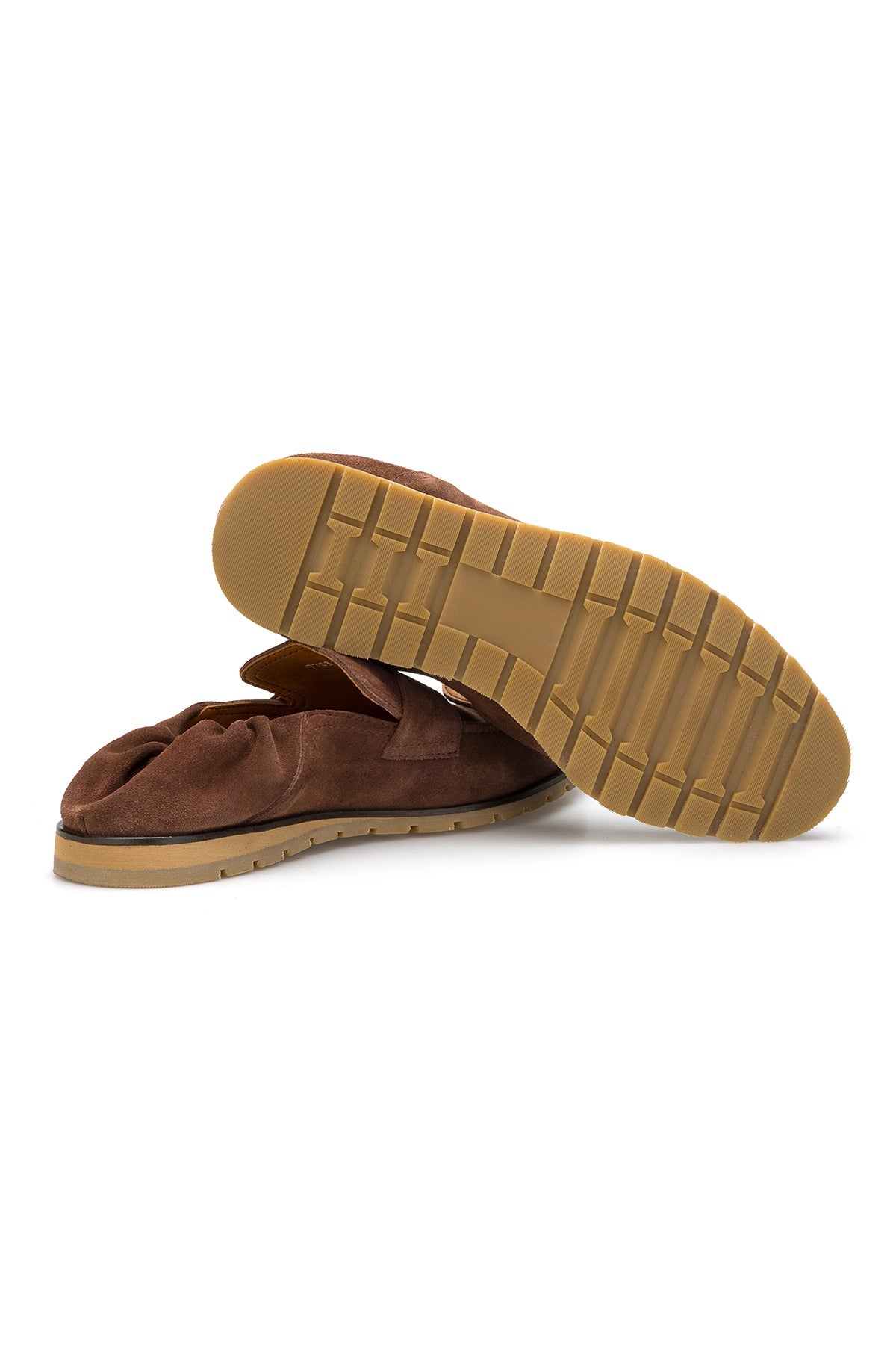 Modell trägt Wildleder-Loafer in Terracotta, kombiniert mit sommerlicher Kleidung für einen eleganten Freizeitlook