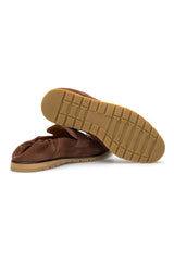 Modell trägt Wildleder-Loafer in Terracotta, kombiniert mit sommerlicher Kleidung für einen eleganten Freizeitlook