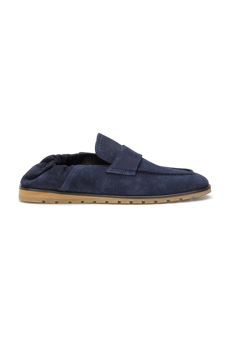 Seitliche Ansicht des Loafers, die runde Schuhspitze und die Gummisohle im Fokus.