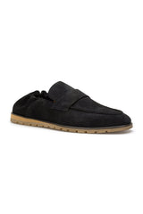 Nahaufnahme der weichen Wildleder-Oberfläche des Loafers