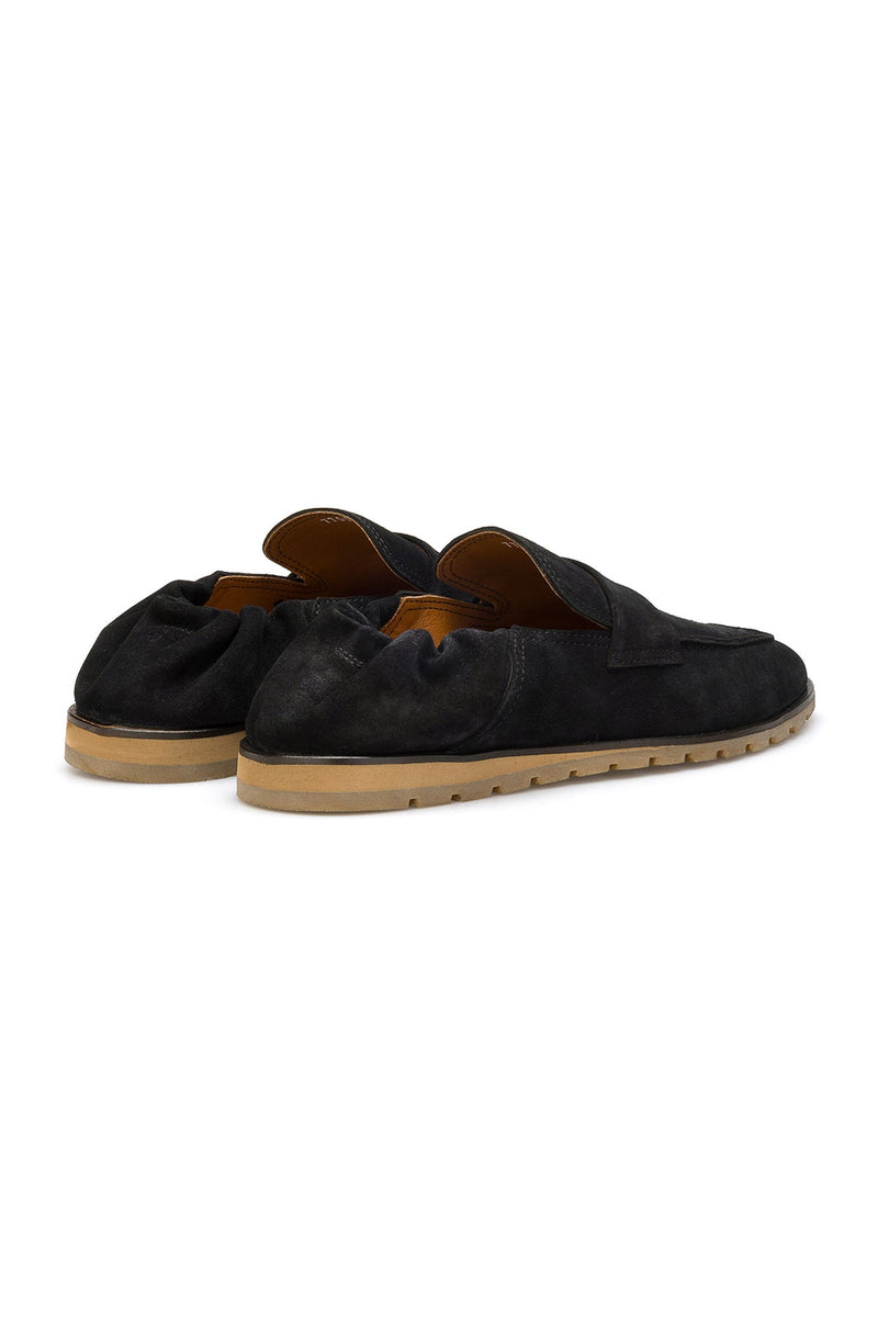 Loafer in Schwarz getragen zu einem eleganten Herrenoutfit