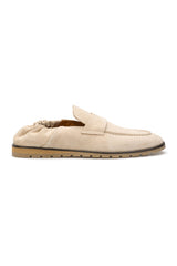 Seitliche Ansicht des beige Wildleder-Loafers, betont die runde Schuhspitze