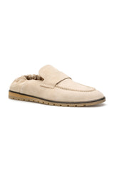 Nahaufnahme der weichen Wildlederoberfläche des beige Loafers, zeigt feine Maserung