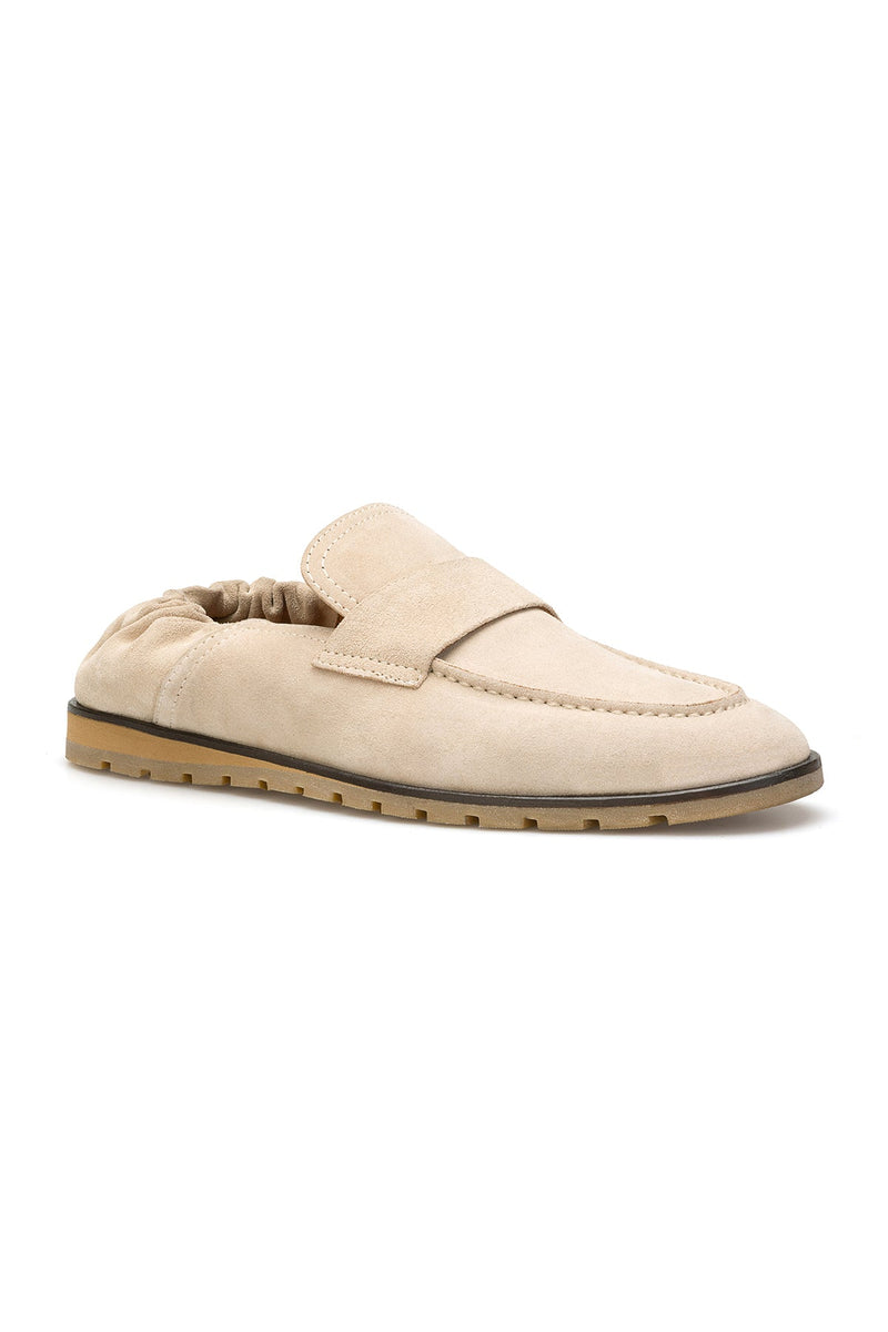 Nahaufnahme der weichen Wildlederoberfläche des beige Loafers, zeigt feine Maserung