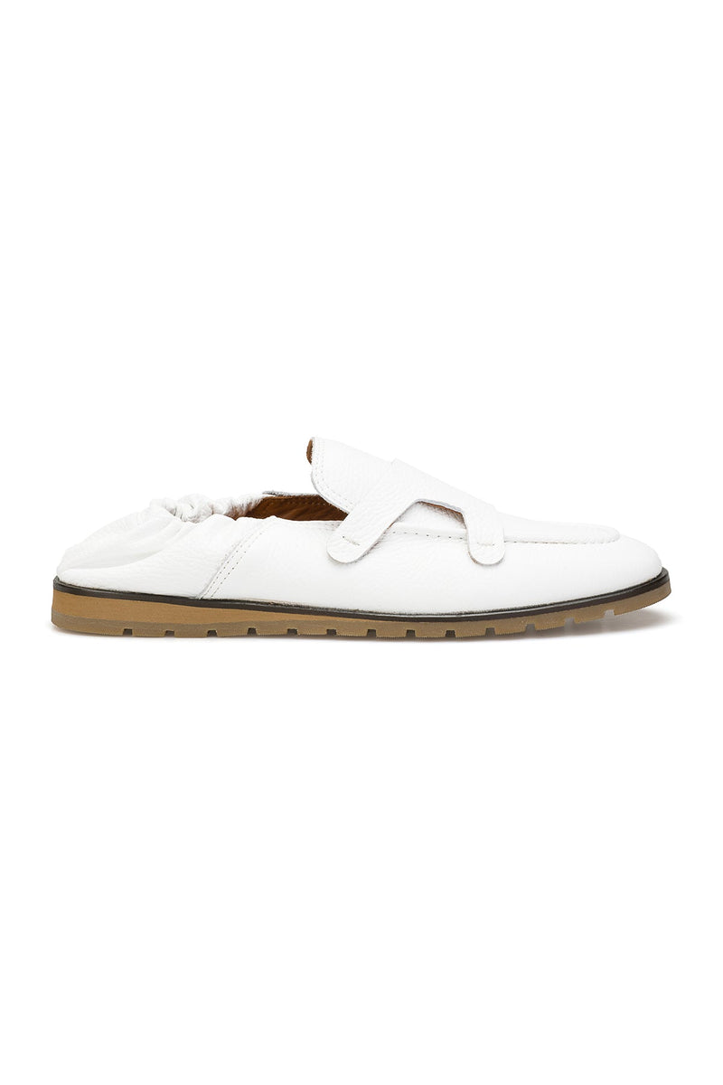 Seitliche Ansicht des Loafers mit runder Schuhspitze und Gummisohle