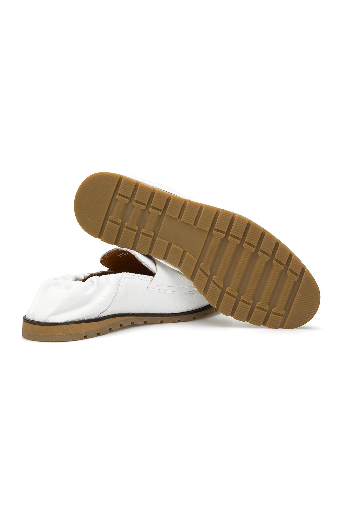 Top‑View des Loafers mit Schlüpferverschluss – klare Linien und klassisches Weiß