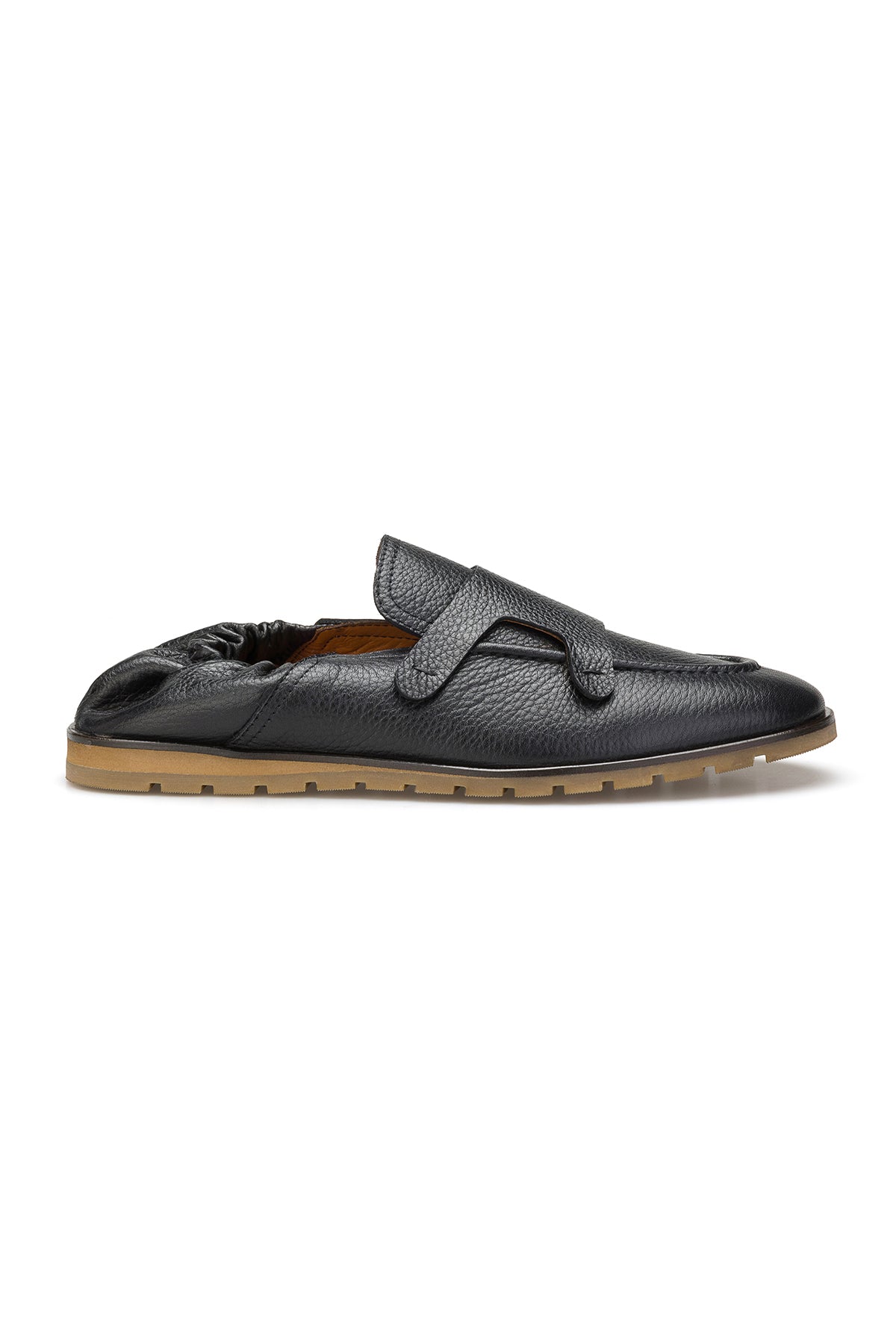 Seitliche Perspektive des Loafer mit geschlossenen Schlüpferverschluss und runden Schuhspitze.